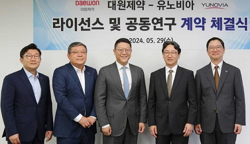 29일 서울 성동구 대원제약 본사에서 열린 유노비아와 대원제약 간 공동개발 및 라이선스 계약식. 왼쪽부터 대원제약 백승열 부회장, 백승호 회장, 백인환 사장, 유노비아 이재준 사장, 일동제약 윤웅섭 부회장. [양사 제공]