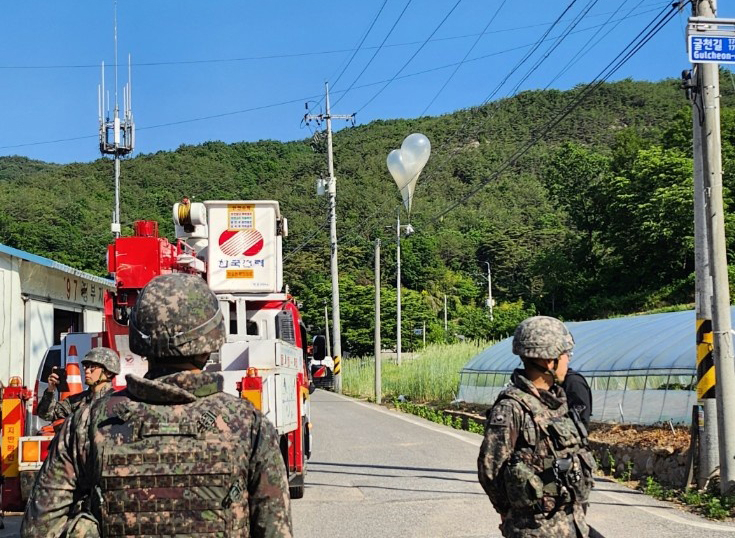 29일 오전 6시 51분께 전북 무주군 무주읍의 한 마을에서 북한이 날려 보낸 것으로 추정되는 풍선이 발견돼 군과 경찰이 내용물을 조사하고 있다. [연합]