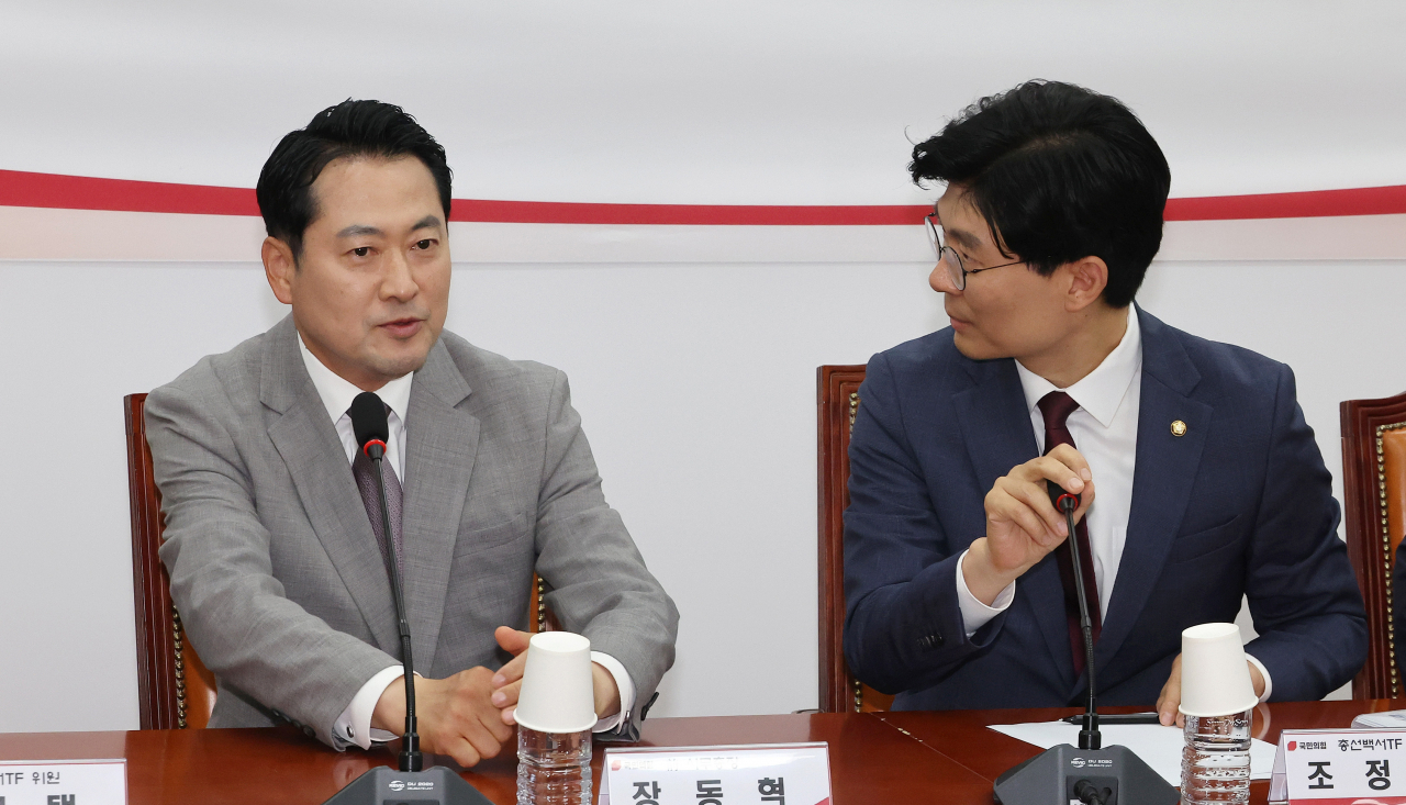 조정훈 국민의힘 총선백서TF 위원장(오른쪽)과 장동혁 원내수석대변인(전 사무총장)이 29일 오후 국회에서 열린 제22대 총선백서 특별위원회 전체회의에 참석해 대화하고 있다. [연합]