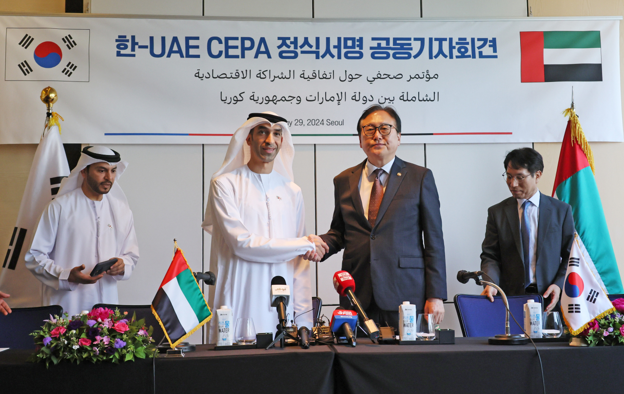 정인교 산업부 통상교섭본부장과 타니 빈 아흐메드 알 제유디 UAE 경제부 대외무역특임장관이 29일 오후 서울 종로구 포시즌스호텔에서 열린 한-UAE 포괄적경제동반자협정(CEPA) 정식 서명 공동 기자회견에서 악수하고 있다.[연합]