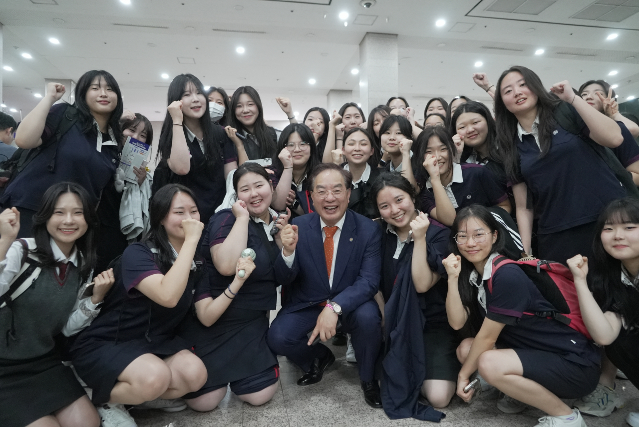 하윤수 부산시교육감이 29일 부산시청 로비에 마련된 ‘2024 부산 특성화고 채용박람회’를 찾아 학생들과 기념사진을 찍고 있다. [사진=부산시교육청]