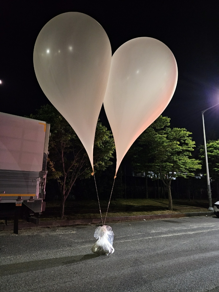 29일 북한이 날려 보낸 것으로 보이는 풍선 90여개가 전국 곳곳에서 발견됐다. 일부는 땅에 떨어졌고 나머지는 계속 비행 중이다. 사진은 이날 충남에서 발견된 대남 전단과 오물 등을 실은 것으로 보이는 풍선. [연합]
