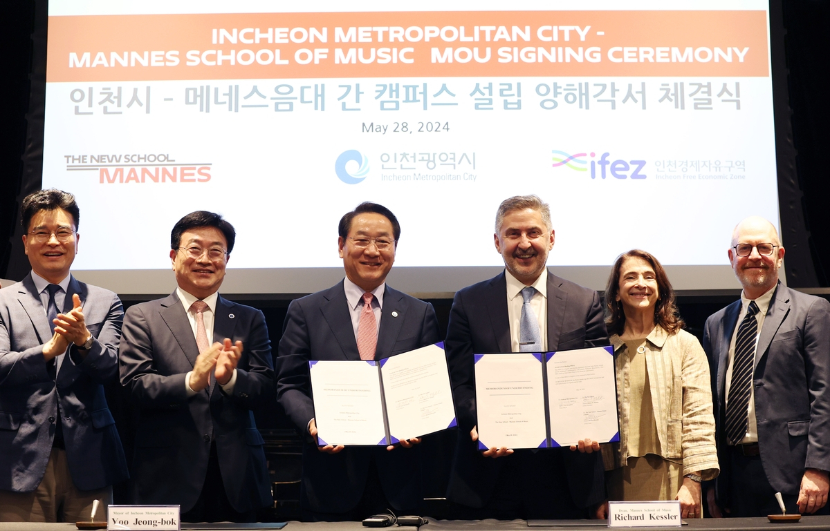 지난 28일(현지시간) 미국 뉴욕 맨해튼의 뉴스쿨 매네스 음대에서 유정복 인천시장(왼쪽 세 번째)과 윤원석 인천경제청장(두 번째)이 대학 관계자들과 만나 송도 인천글로벌캠퍼스(IGC) 내 캠퍼스 설립을 위한 양해각서를 맺고 있다.〈연합뉴스 제공〉