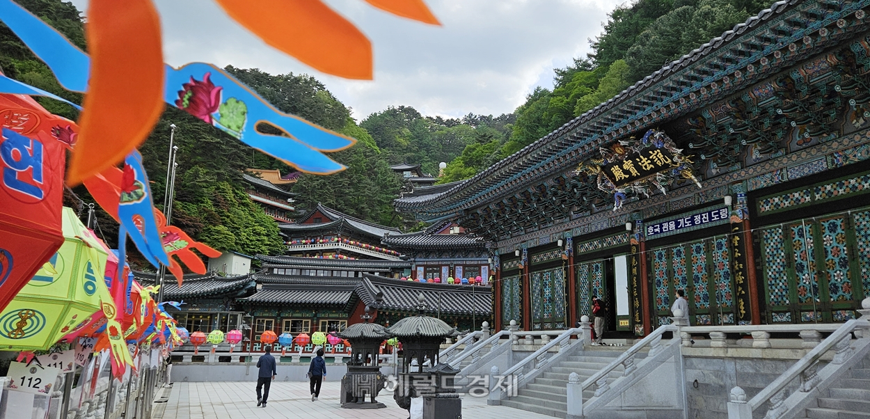 구인사의 대웅전 역할을 하는 설법보전. 사진에서 보이는 건물은 5층 법당이고, 아래에 승려와 불자들을 위한 기도실이 있는 1~4층 건물이 있다.