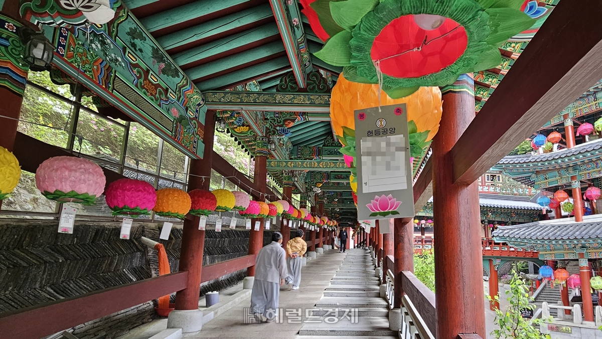 구인사의 경내를 걷고 있는 불자들