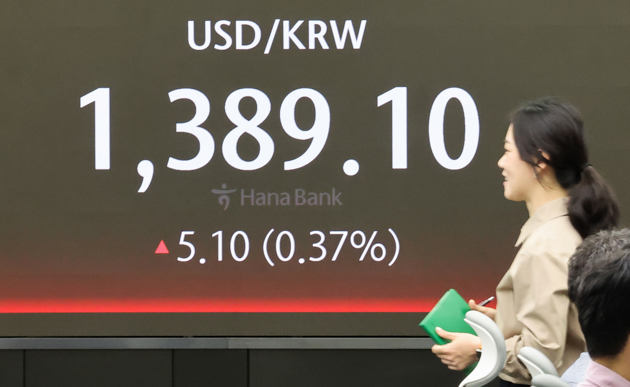 서울 중구 하나은행 본점 딜링룸에서 직원이 전광판 앞을 지나가고 있다.[연합]