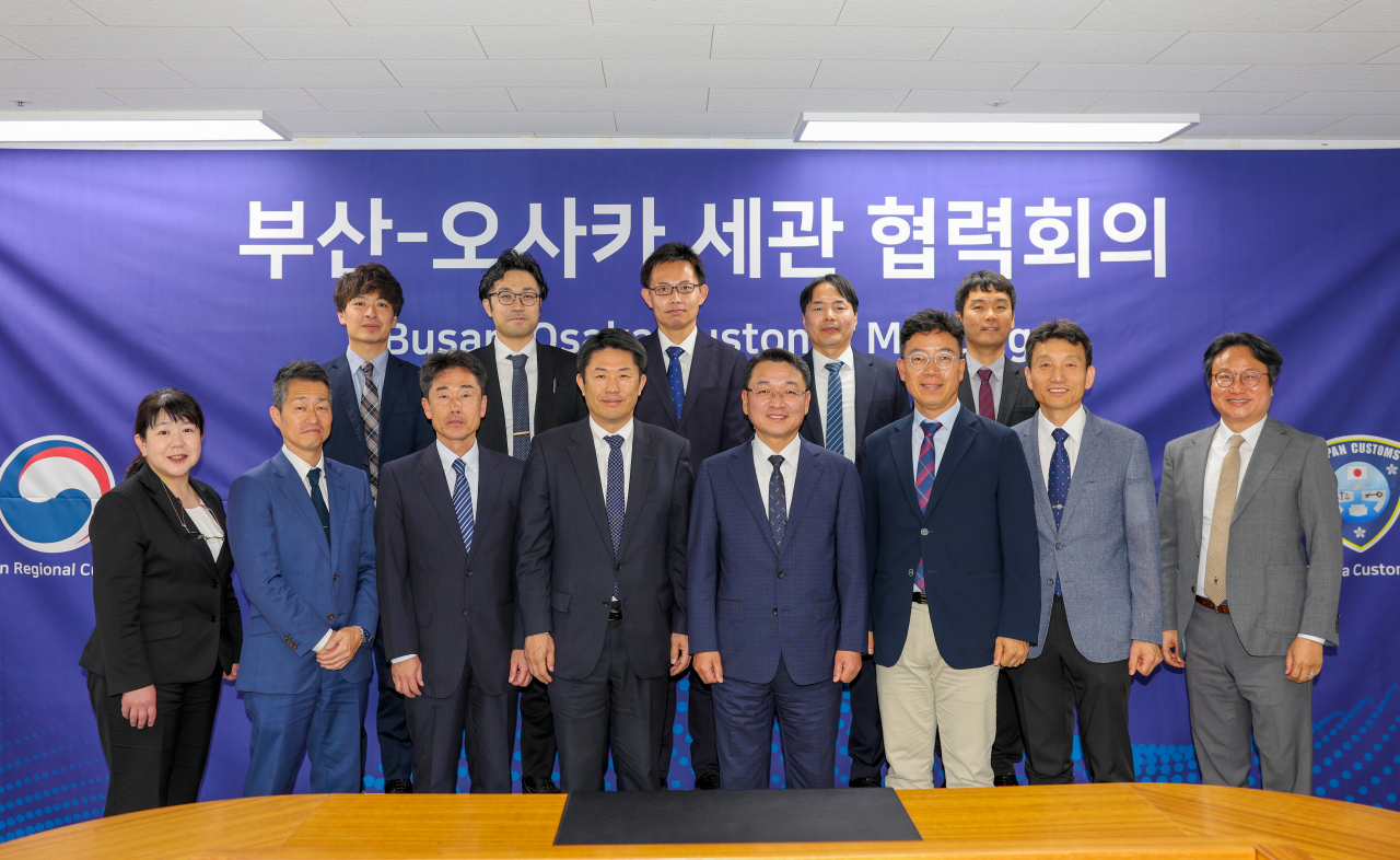 29일 오전 부산본부세관 대회의실에서 개최된 부산-오사카세관 협력회의에서 참석자들이 회의 후 기념촬영을 하고 있다. [사진=부산본부세관]