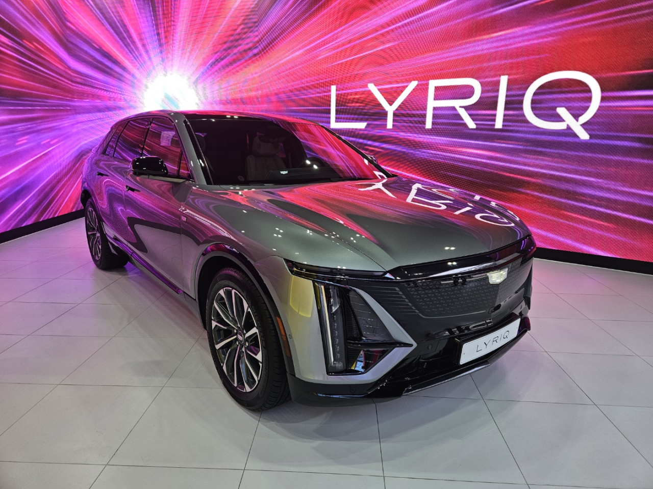 캐딜락 첫 순수 전기 SUV 리릭이 ‘아틀리에 리릭’ 내부에 전시된 모습. 서재근 기자