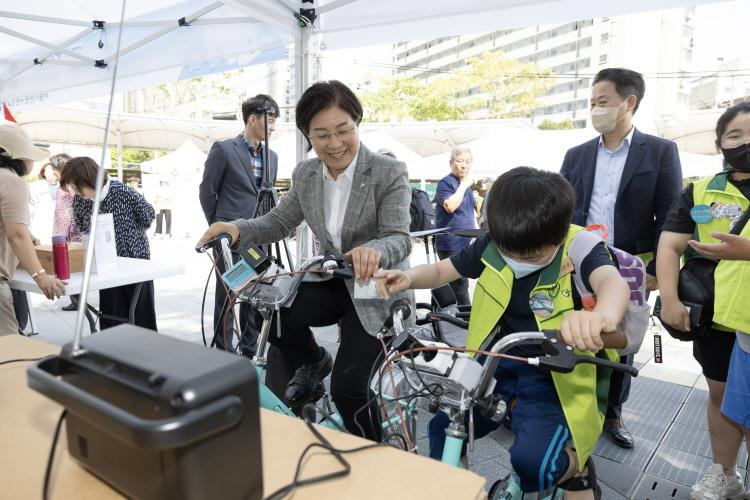 지난해 열린 ‘2023 은평환경한마당’에서 자전거 발전기 체험 중인 김미경 은평구청장(왼쪽)[은평구 제공]