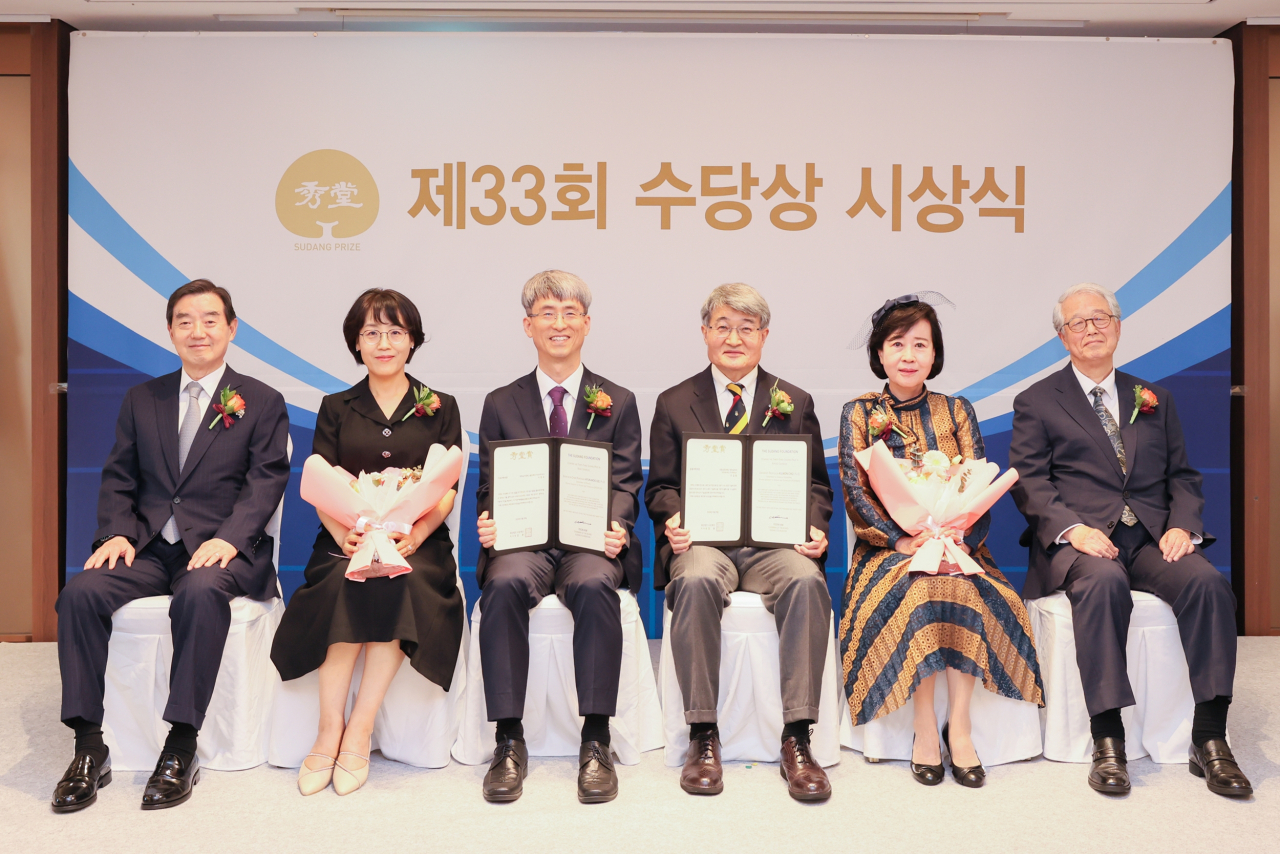 김윤(왼쪽 첫번째) 수당재단 이사장, 이현우(왼쪽 세번째) 포스텍 교수, 조길원(왼쪽 네번째) 포스텍 교수, 진정일(오른쪽 첫번째) 수당상 운영위원장 등이 시상식 이후 기념촬영을 하고 있다. [삼양 제공]