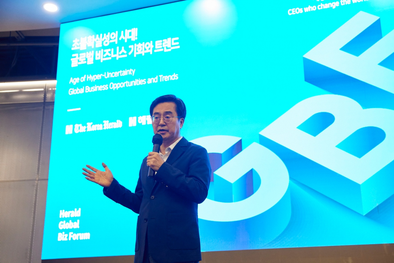 김동연 경기도지사가 지난 29일 오후 서울 서초구 세빛섬 플로팅아일랜드에서 열린 글로벌비즈니스포럼(GBF) 강연에 연사로 나서 ‘기회수도 경기도의 유쾌한 반란’을 주제로 강연을 하고 있다. [경기도청 제공]