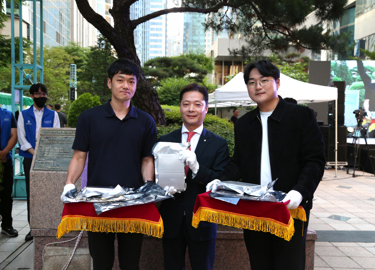 지난 2003년 타임캡슐을 봉헌한 윤득용 신한PWM분당센터 부장이 사옥 이전을 기념해 타임캡슐을 개봉하고 있다. [신한투자증권]