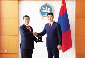 박요한(왼쪽) 대한항공 중국지역본부장이 오드바야르 몽골 대통령실 외교정책담당 고문으로부터 ‘우정의 메달’을 받은 후 기념촬영을 하고 있다. [대한항공 제공]