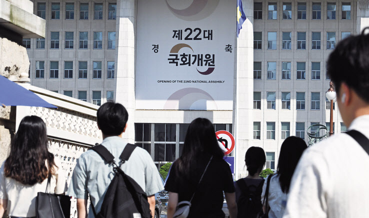 22대 국회 임기가 30일 시작된 가운데 국회 관계자들이 출근하고 있다. 이번 국회는 192석의 범야권과 개헌저지선을 지켜낸 108석 국민의힘의 ‘여소야대’ 구도로 의원 300명이 4년간 입법활동을 이어간다. 임세준 기자