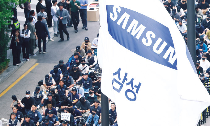 삼성전자 노동조합 조합원들이 지난 24일 오후 서울 강남구 삼성전자 사옥 앞에서 노동조합과의 교섭을 촉구하며 문화 행사를 열고 있다. [연합]