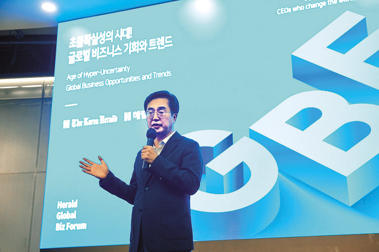 김동연 경기도지사가 29일 오후 서울 서초구 세빛섬 플로팅아일랜드에서 열린 글로벌비즈니스포럼(GBF) 강연에 연사로 나서 ‘기회수도 경기도의 유쾌한 반란’을 주제로 강연을 하고 있다. ` [경기도청 제공]