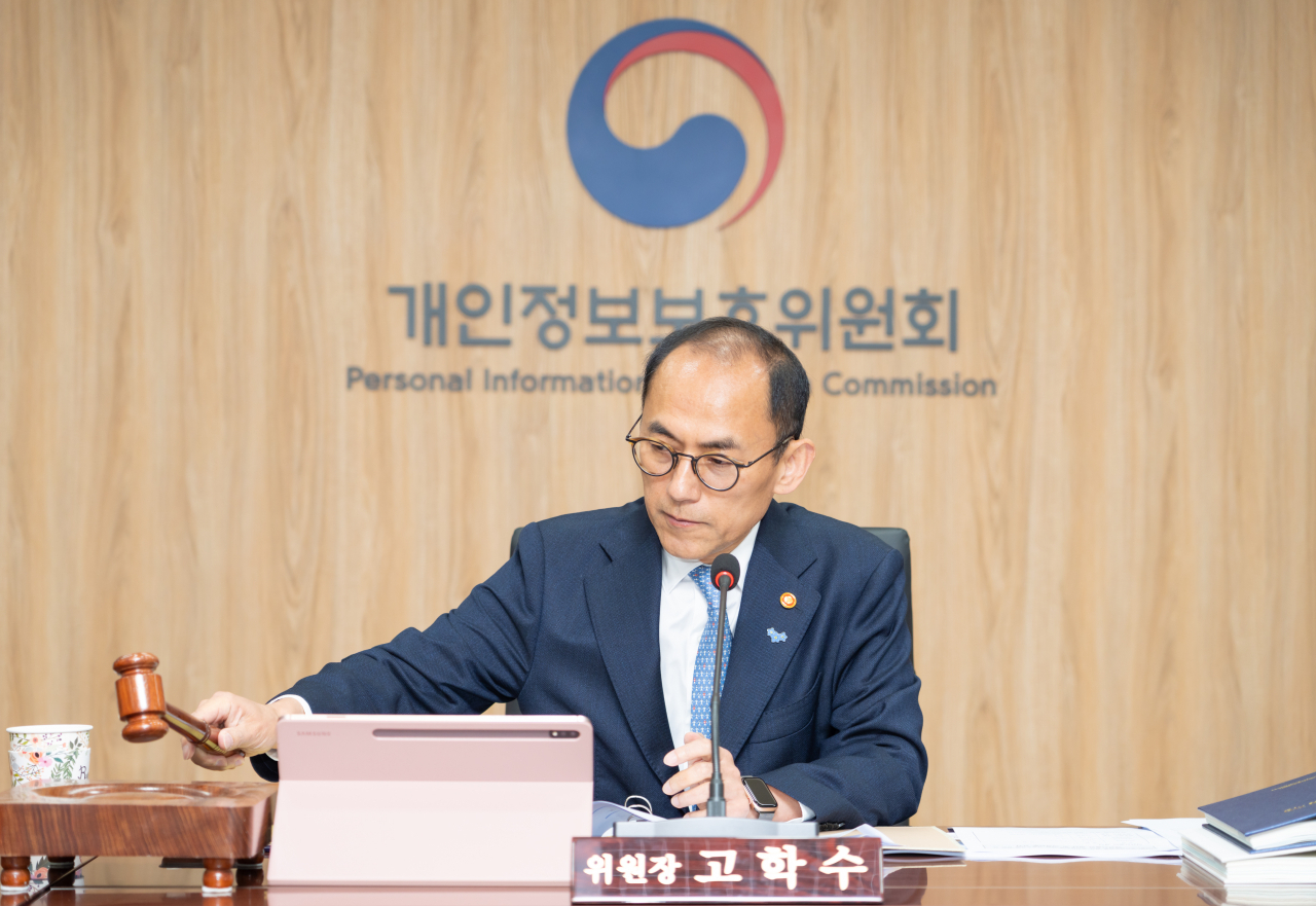 고학수 개인정보보호위원회 위원장이 22일 오후 서울 종로구 정부서울청사에서 열린 2024년 제9회 개인정보보호위원회 전체회의에서 의사봉을 두드리고 있다. [연합]