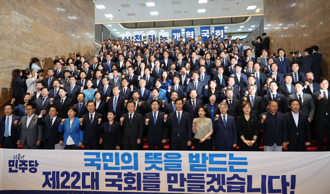 이재명 더불어민주당 대표와 박찬대 원내대표를 비롯한 22대 국회의원들이 30일 오후 서울 여의도 국회 중앙홀 계단에서 열린 의원총회에서 “실천하는 개혁국회, 행동하는 민주당”이라고 구호를 외치고 있다. [연합]