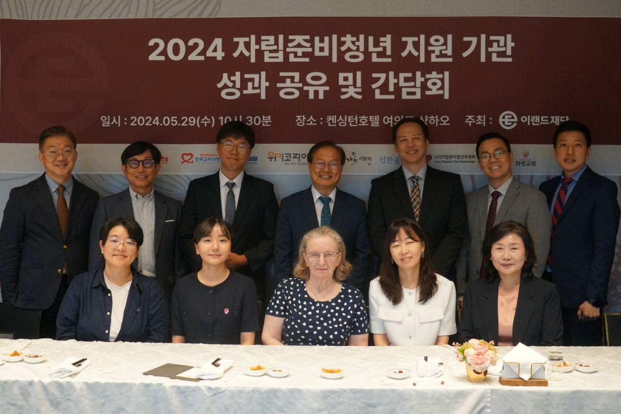 고관주(뒷줄 왼쪽부터) 이랜드그룹 전무, 정영일 이랜드재단 대표, 유제중 화평에클레시아 목사, 윤용범 이랜드재단 감사, 최상규 선한울타리 대표, 한우석 이랜드그룹 홍보본부장, 이재욱 이랜드재단 본부장 등 참석자들이 29일 자립준비청년 지원 기관 성과 공유 및 간담회에서 기념촬영을 하고 있다. [이랜드재단 제공]