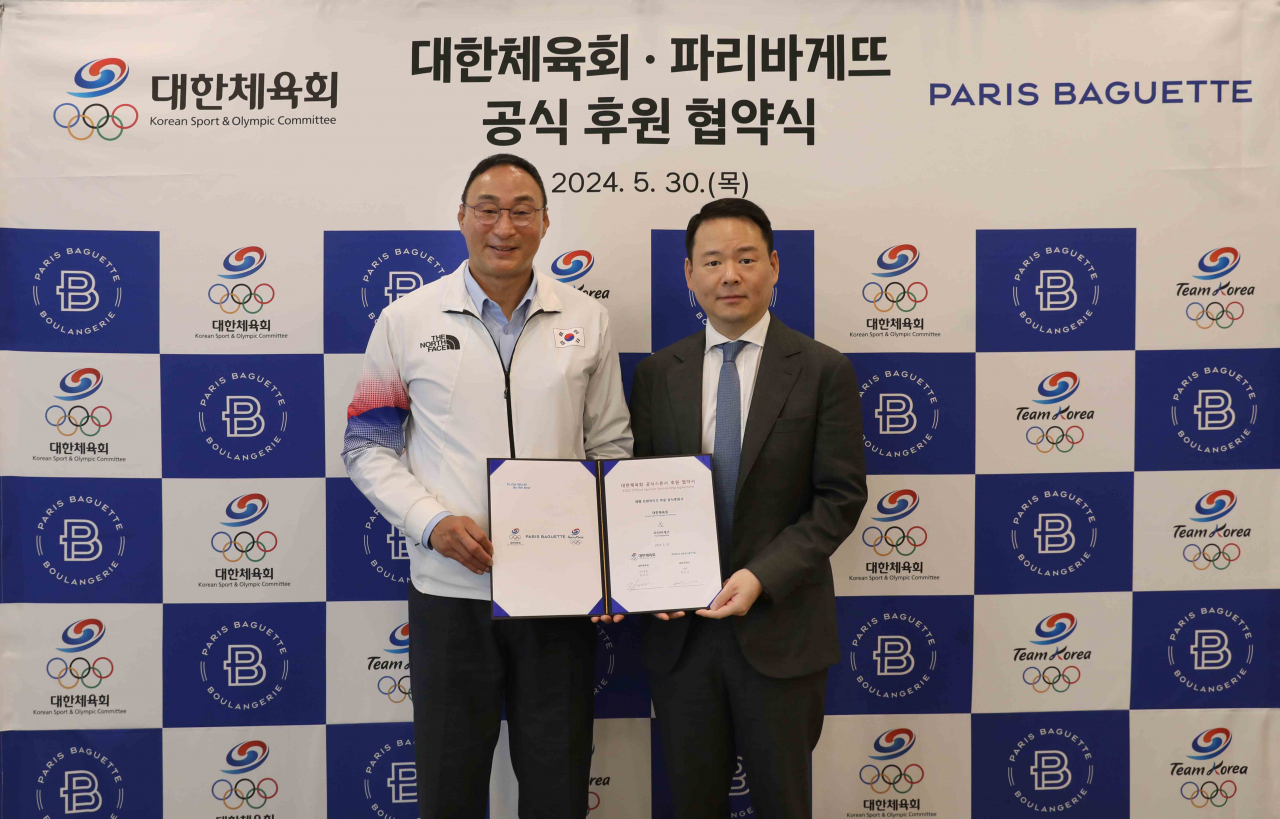 허진수(오른쪽부터) 파리크라상 사장과 장재근 국가대표선수촌장이 기념 촬영을 하고 있다. [SPC그룹 제공]