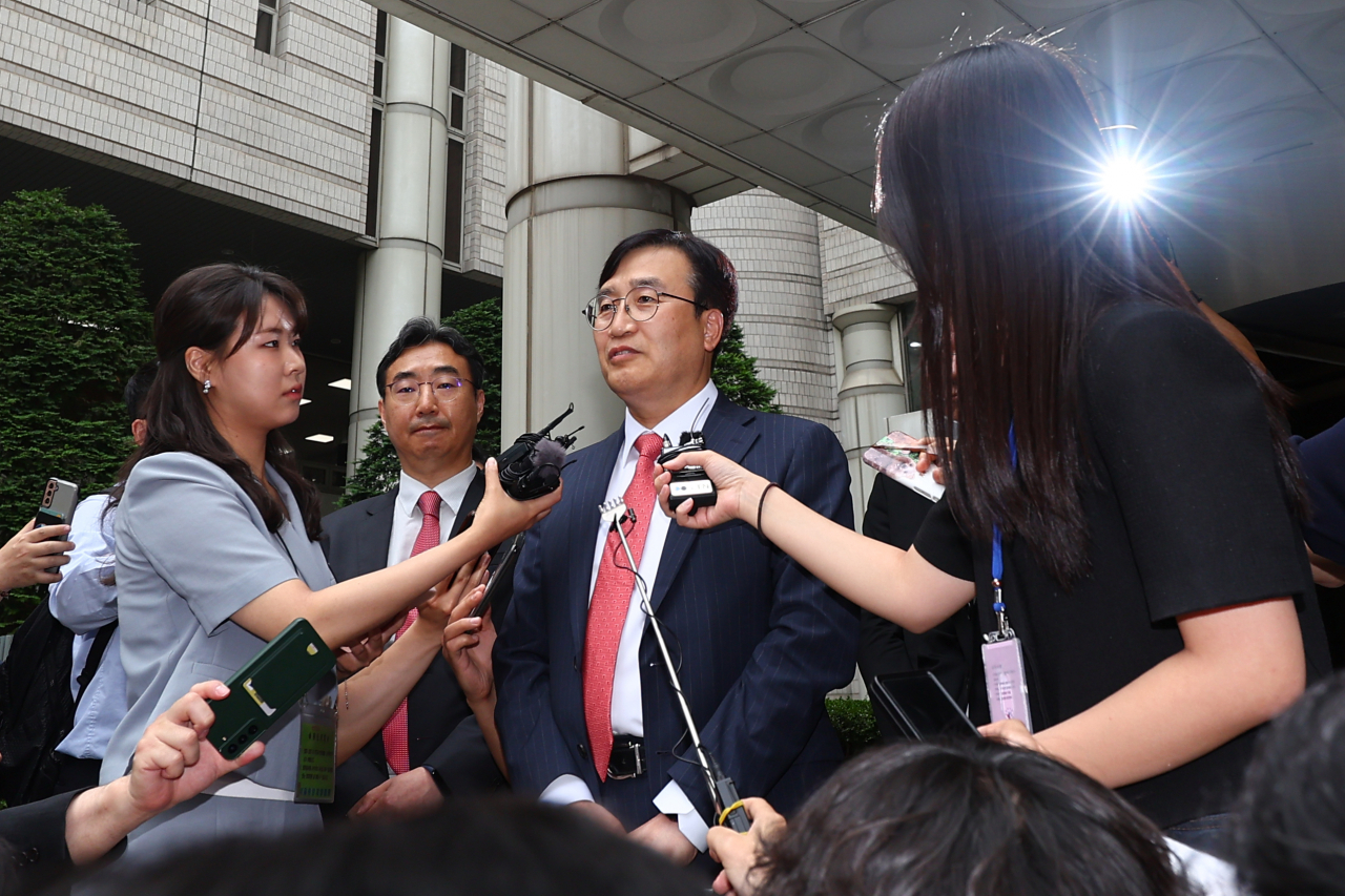 노소영 아트센터 나비 관장의 법률대리인인 김기정 변호사가 30일 오후 서울 서초구 서울고등법원에서 열린 최태원 SK그룹 회장과 노 관장의 이혼소송 2심 선고 공판을 마친 뒤 취재진 질문에 답하고 있다. [연합]