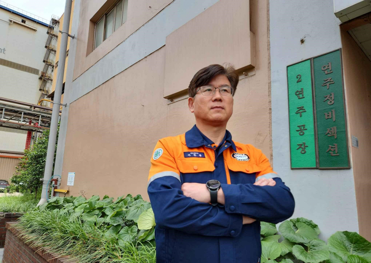 이선동 포스코 명장이 현재 근무하고 있는 포스코 광양제철소 연주정비섹션 사무실 앞에서 포즈를 취하고 있다. [포스코 제공]