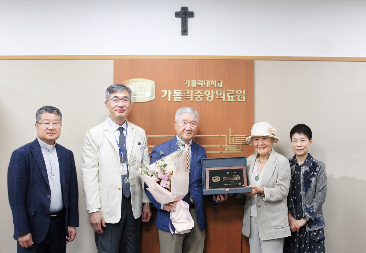 가톨릭중앙의료원에서 김미지 동문과 배우자 이성걸씨에게 기부에 대한 감사의 뜻을 전하는 감사패 전달식을 진행했다.(좌측부터) 이재열 병원경영실장 신부, 이화성 가톨릭중앙의료원장, 이성걸씨, 김미지 동문, 유양숙 간호대학장. [가톨릭중앙의료원 제공]