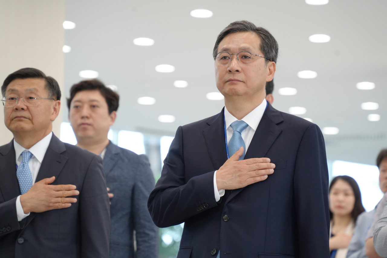 윤영빈 우주항공청장이 27일 경남 사천 우주항공청에서 열린 개청기념 직원조회에서 국민의례를 하고 있다. [연합]