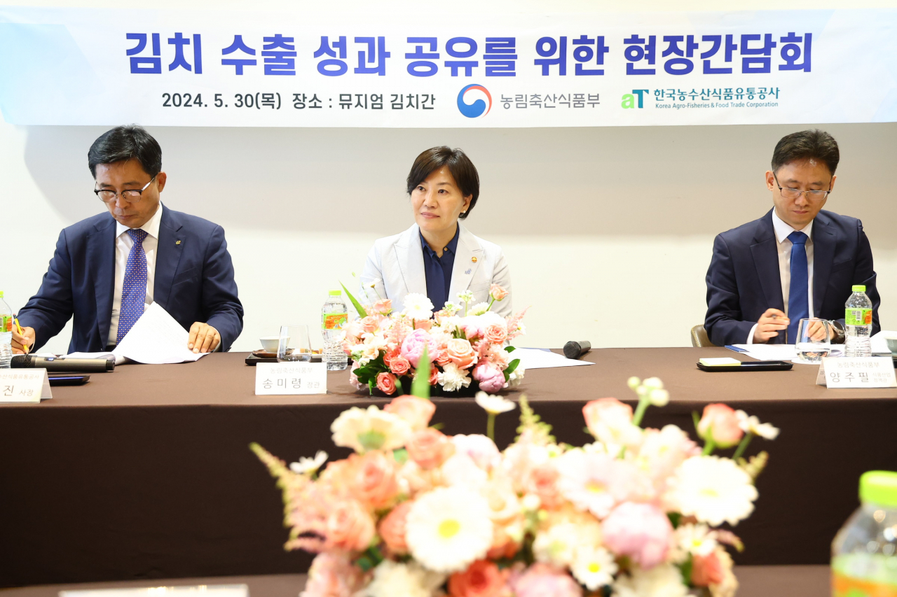 송미령 농림축산식품부 장관이 30일 서울 종로구 인사동 뮤지엄김치간을 방문, 김치 수출기업 6개 사와 세계김치연구소 등과 김치 수출 확대 방안을 논의하고 있다.[농림축산식품부 제공]