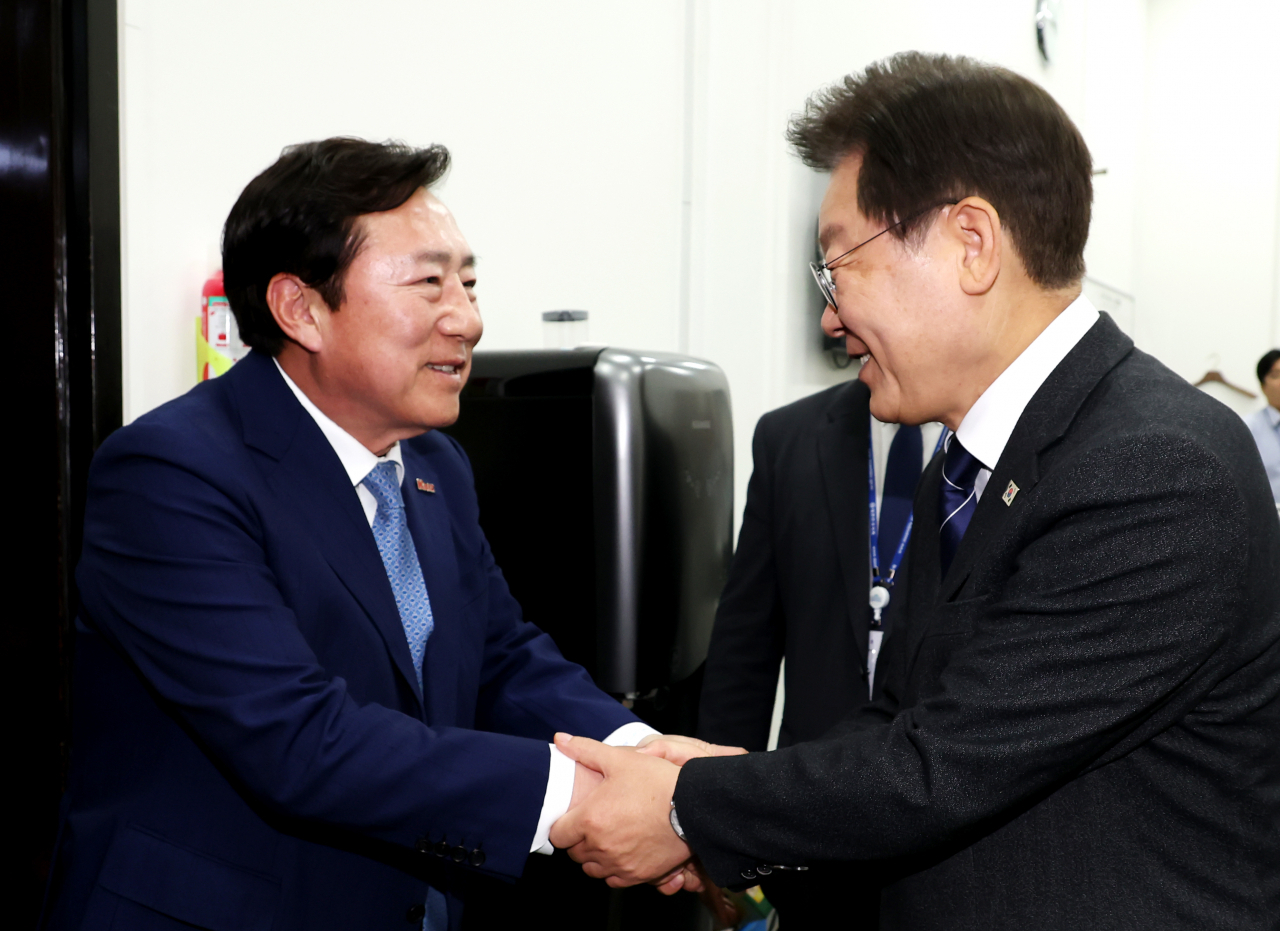 김기문(왼쪽) 중소기업중앙회장과 이재명 더불어민주당 대표가 30일 국회에서 회동을 가졌다. [중기중앙회 제공]