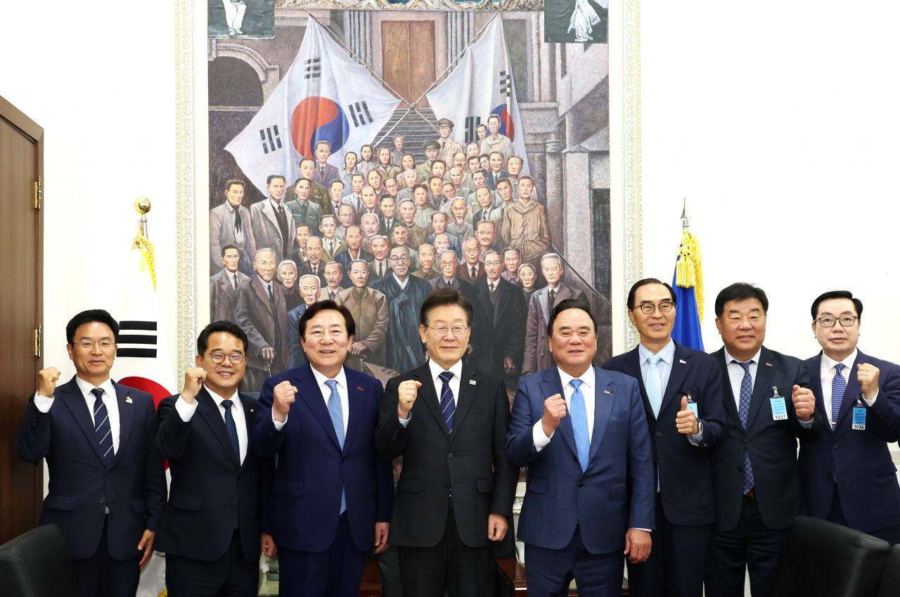 김기문 중소기업중앙회장과 이재명 대표의 회동에 앞서 양측 주요 관계자들이 기념촬영을 하고 있다. [중기중앙회 제공]