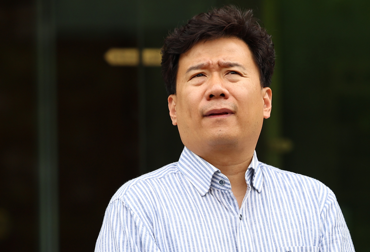 헌법재판소가 서울시 공무원 간첩 조작 사건과 관련해 공소권 남용 의혹을 받은 안동완 부산지검 2차장검사에 대한 탄핵소추를 기각한 30일 오후 간첩 조작 사건 피해자인 유우성씨가 굳은 표정으로 서울 종로구 헌법재판소 대심판정을 나서고 있다. [연합]