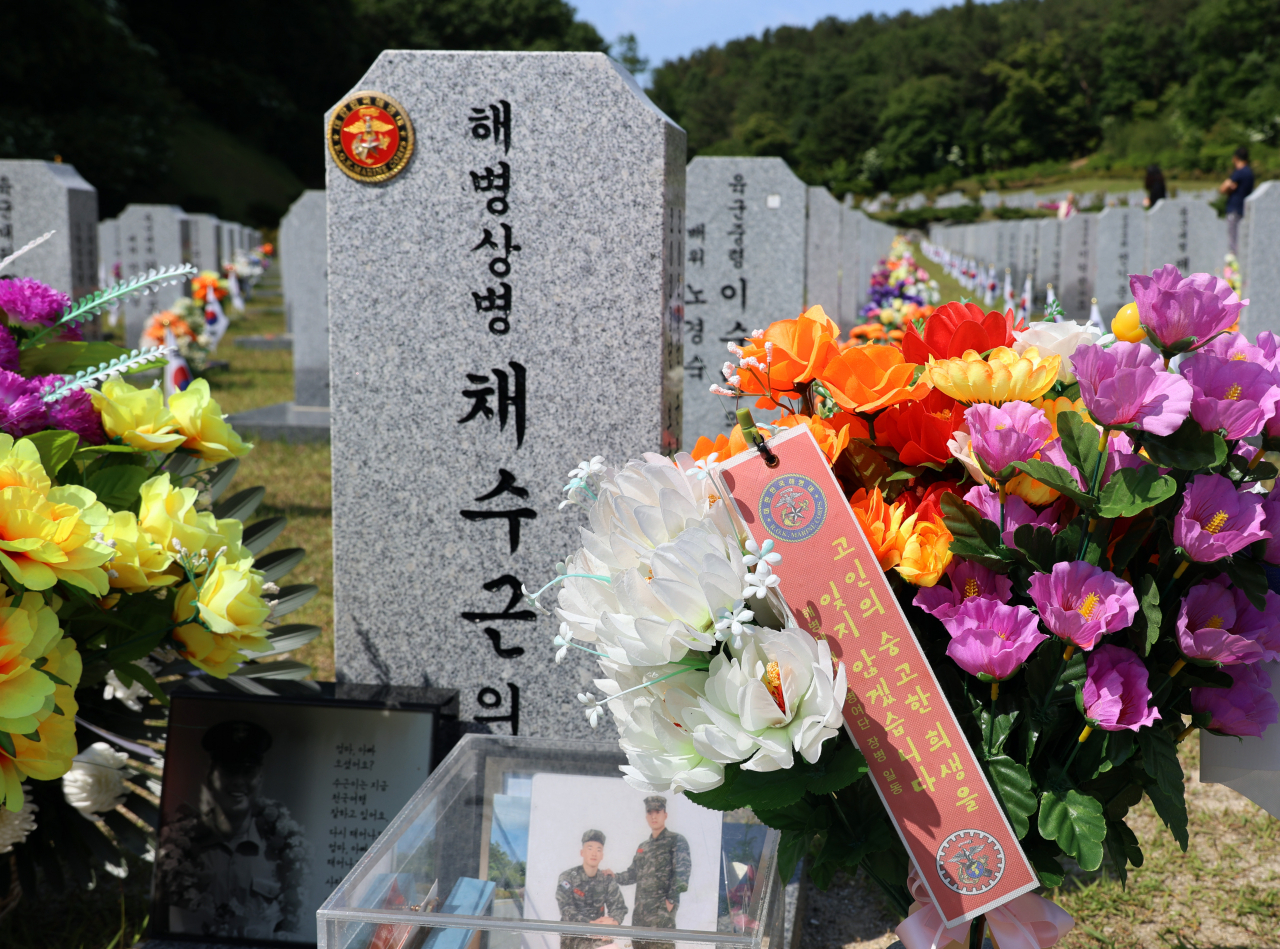 29일 오후 대전 유성구 국립대전현충원에 있는 채 상병의 묘비 앞에 해병대 전우들과 가족들이 남긴 꽃들이 가득하다. [연합]