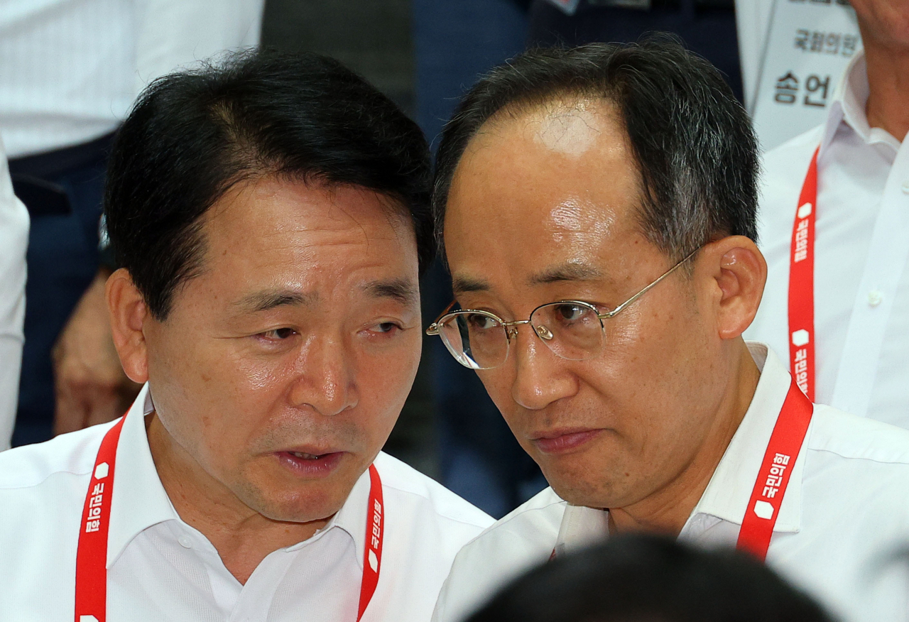 추경호 국민의힘 원내대표가 30일 오후 충남 천안 재능교육연수원에서 열린 제22대 국회의원 워크숍에서 성일종 사무총장과 대화하고 있다. [연합]