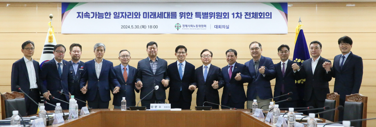 30일 서울 종로구 경제사회노동위원회에서 열린 ‘지속가능한 일자리와 미래세대를 위한 특별위원회’ 첫 회의에서 참석자들이 기념 촬영을 하고 있다. 사진 왼쪽부터 강석구 대한상의 상무, 정윤모 중기중앙회 상근부회장, 정문주 한국노총 사무처장, 최철호 전국전력산업노조연맹 위원장, 이원덕 '미래세대 특위'위원장, 류기섭 한국노총 사무총장, 김문수 경제사회노동위원회 위원장, 이동근 한국경총 상근부회장, 이성희 고용노동부 차관, 이장원 한국노동연구원 선임연구위원, 이원주 산업통상자원부 기획조정실장, 주환욱 기획재정부 경제구조개혁국장, 김덕호 경제사회노동위원회 상임위원[경제사회노동위원회 제공]