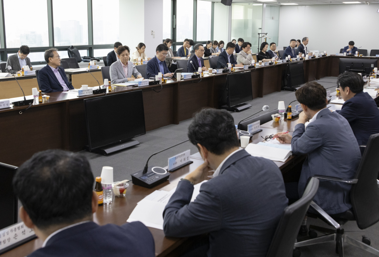 보건복지부는 30일 제11차 건강보험정책심의위원회를 열고 비상진료체계 유지를 위한 1800여억원의 건보 재정 투입을 의결했다.[보건복지부 제공]