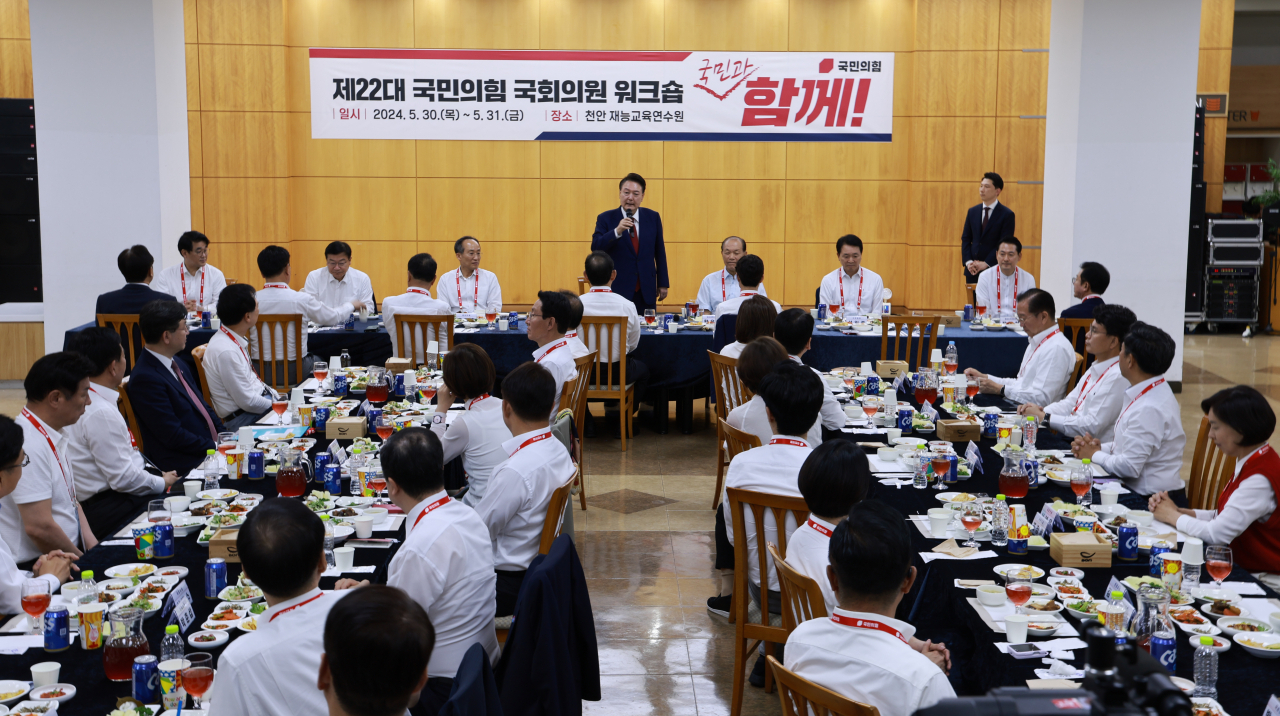 윤석열 대통령이 30일 충남 천안 재능교육연수원에서 열린 제22대 국민의힘 국회의원 워크숍에서 인사말을 하고 있다. [연합]
