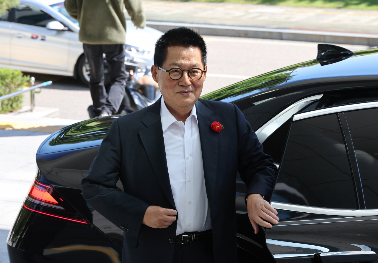 박지원 더불어민주당 의원이 지난 16일 오전 제22대 전반기 국회의장단 후보 선출을 위한 당선자 총회가 열리는 서울 여의도 국회 의원회관으로 향하고 있다. [연합]
