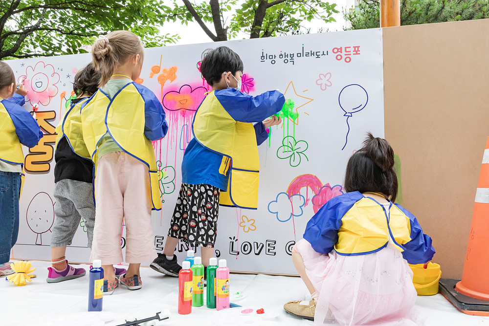 서울 영등포구는 환경의 날인 오는 6월 5일을 맞아 제29회 환경의 날 기념행사를 개최한다고 31일 밝혔다. 지난해 열린 환경의 날 기념행사에서 어린이들이 환경 보호를 주제로 그림을 그리고 있다.[영등포구 제공]