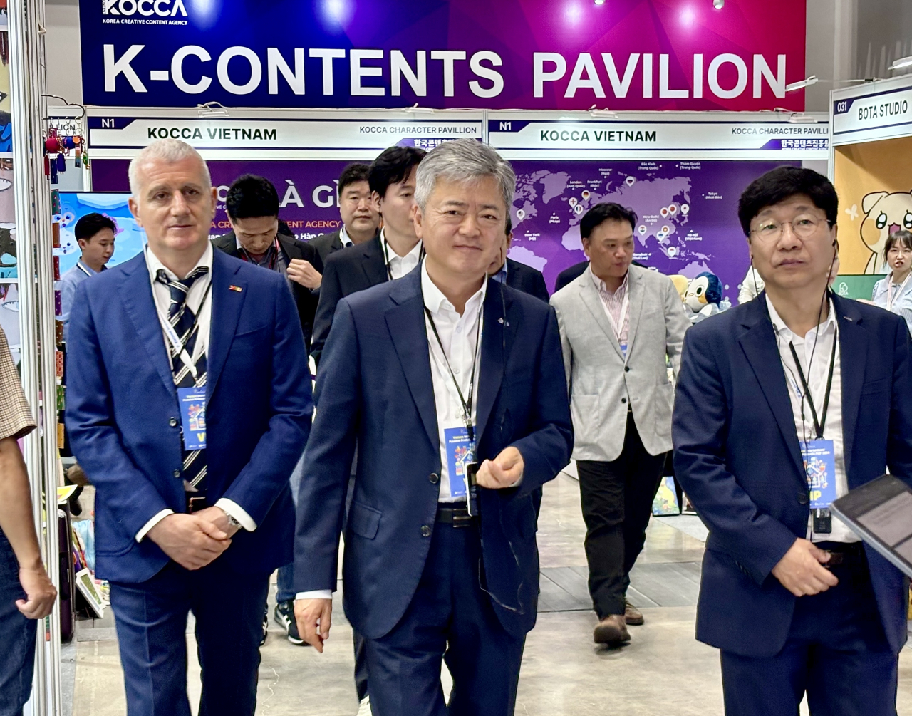 이인호(가운데) 한국무역협회 부회장이 ‘2024 베트남 국제 프리미엄 소비재전’ 전시장을 둘러보고 있다. [무역협회 제공]