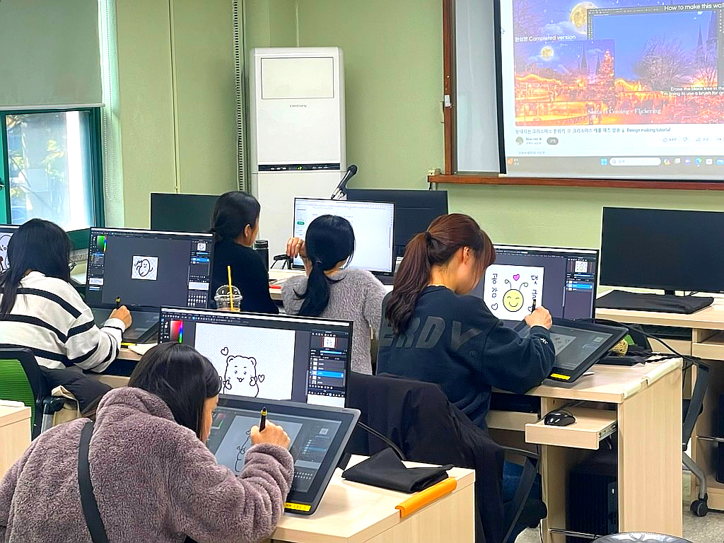 서울 양천구는 임신, 출산, 육아 이후 경제 활동을 새롭게 시작하거나 경력이 단절된 여성 구민 45명을 대상으로 ‘경력단절여성 무료 취업지원 프로그램’을 운영한다고 31일 밝혔다.[양천구 제공]