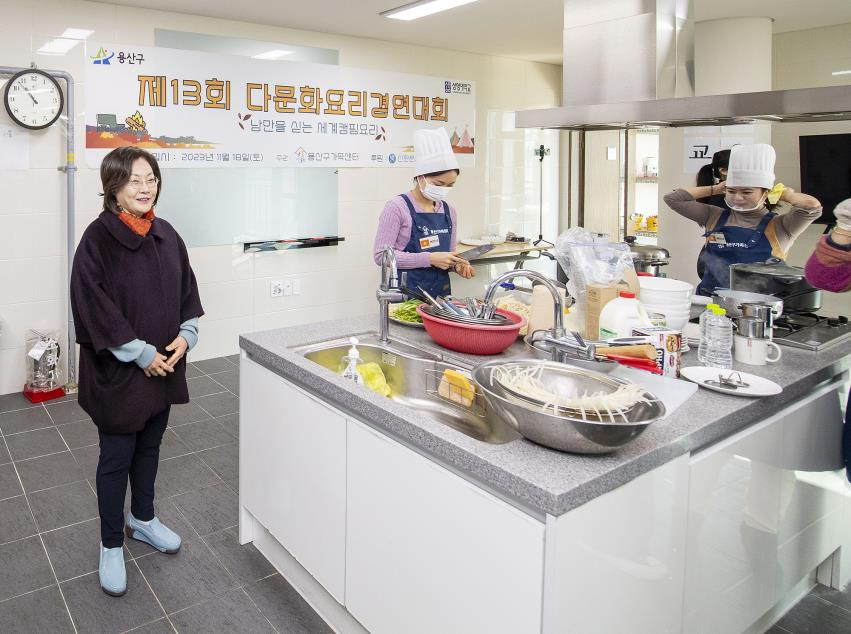박희영 용산구청장(왼쪽)이 지난해 11월 제13회 다문화 요리경연대회 현장을 방문해 다문화 가족 참가자를 격려하고 있다.[용산구 제공]