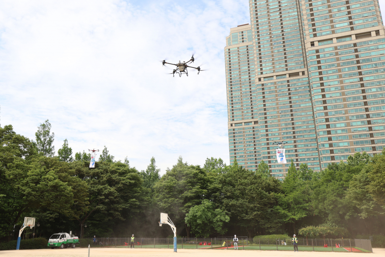 서울 강남구는 서울시 최초로 드론 방역을 실시한다고 31일 밝혔다. 강남구 드론 방역대가 방역 드론을 운용하고 있다.[강남구 제공]