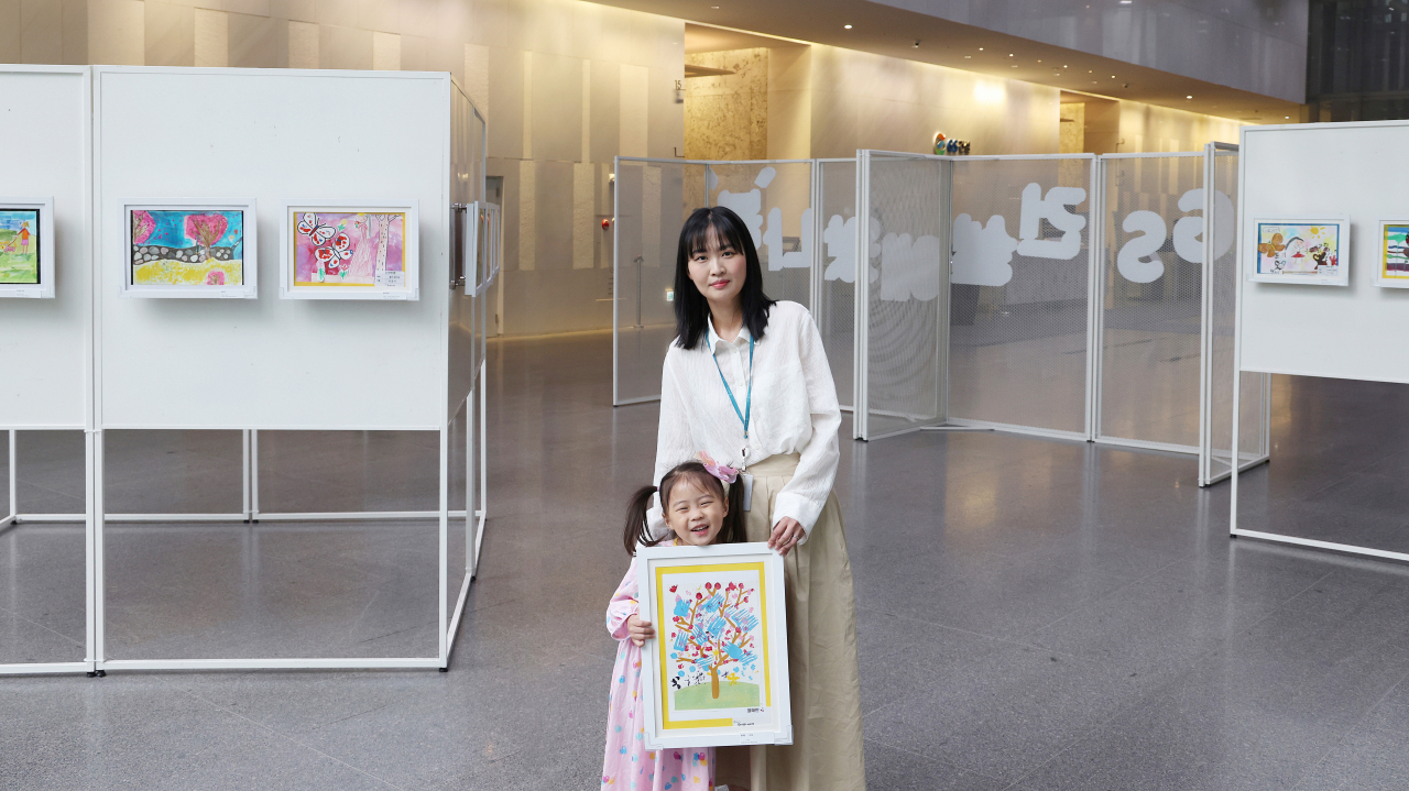 서울 종로구에 위치한 GS건설 본사 사옥 1층에서 진행된 ‘GS건설에 왔나 봄’ 그림 전시전. [GS건설 제공]