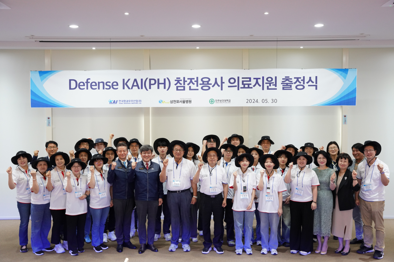 디펜스 KAI(Defense KAI·PH) 참전용사 의료지원 봉사단이 출정식에서 기념촬영을 하고 있다. [한국항공우주산업 제공]