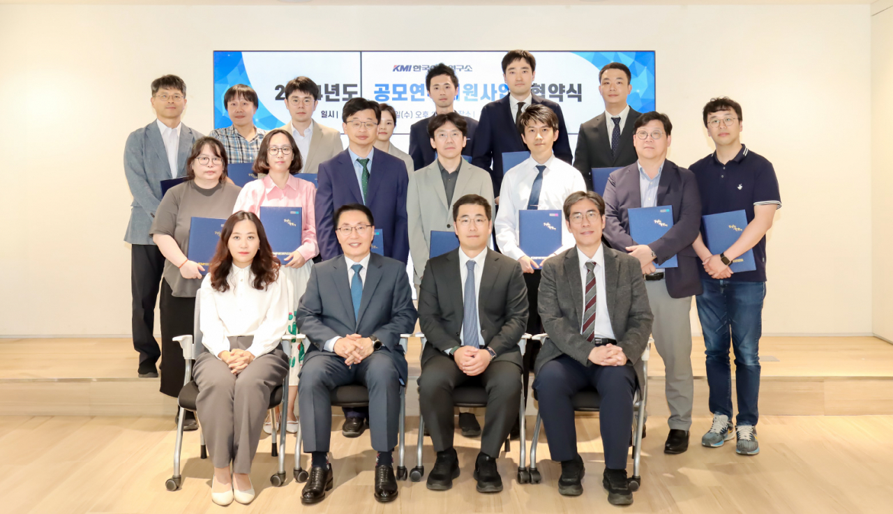 〈사진 설명 : KMI한국의학연구소 임직원들과 외부 연구책임자들이 지난 29일 서울 중구 KMI 재단본부에서 진행된 ‘2024년도 KMI 공모연구지원사업 협약식’에서 기념촬영을 하고 있다〉