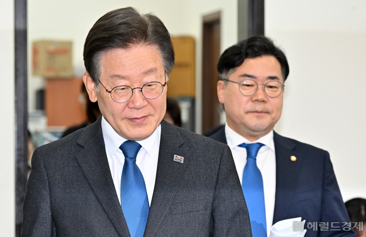 이재명(왼쪽) 더불어민주당 대표와 박찬대 원내대표가 31일 오전 서울 여의도 국회에서 열린 최고위원회의에 참석하고 있다. 임세준 기자
