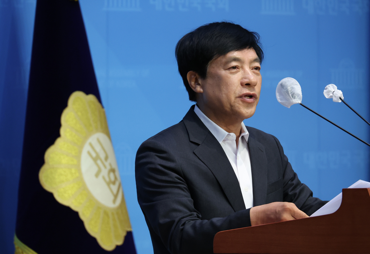 더불어민주당 이성윤 의원이 31일 국회에서 ‘김건희 종합 특검법’ 대표발의 기자회견을 하고 있다. [연합]