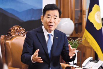 김진표 국회의장이 29일 오전 서울 여의도 국회에서 코리아헤럴드와 인터뷰를 하고 있다. 임세준 기자