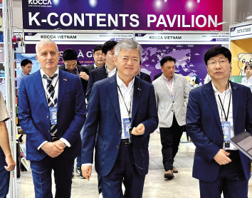 미셀 데르꼴레(왼쪽부터) 베트남 이탈리아 상공회의소 대표와 이인호 한국무역협회 부회장, 이동기 코엑스 대표가 ‘2024 베트남 국제 프리미엄 소비재전’ 전시장을 둘러보고 있다. [무역협회 제공]
